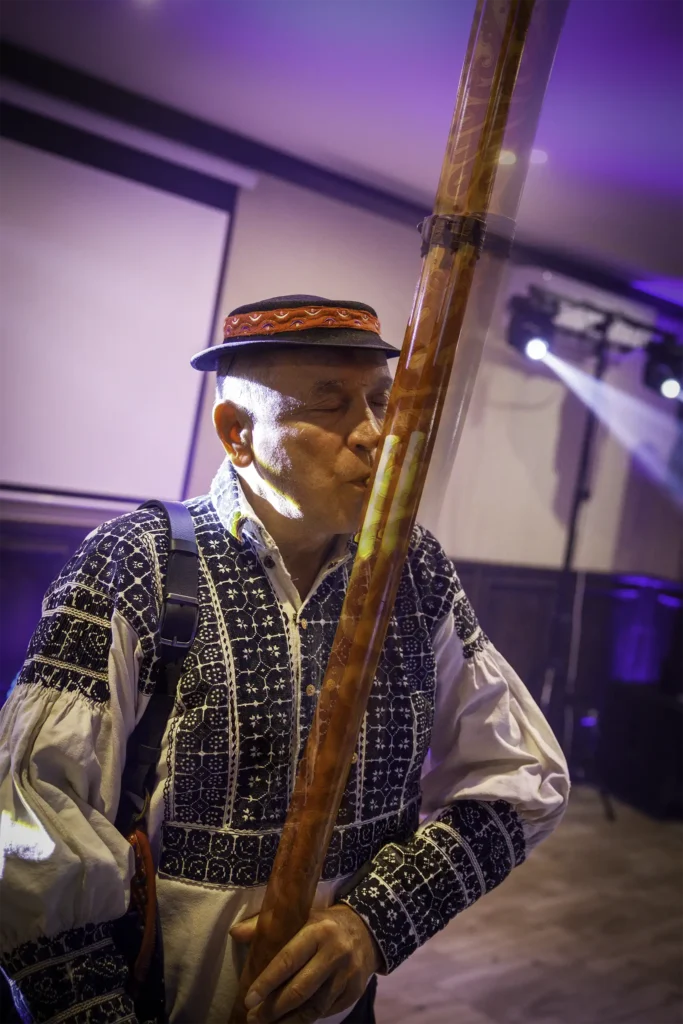Folklorista s fujarou na svadbe v Krupine