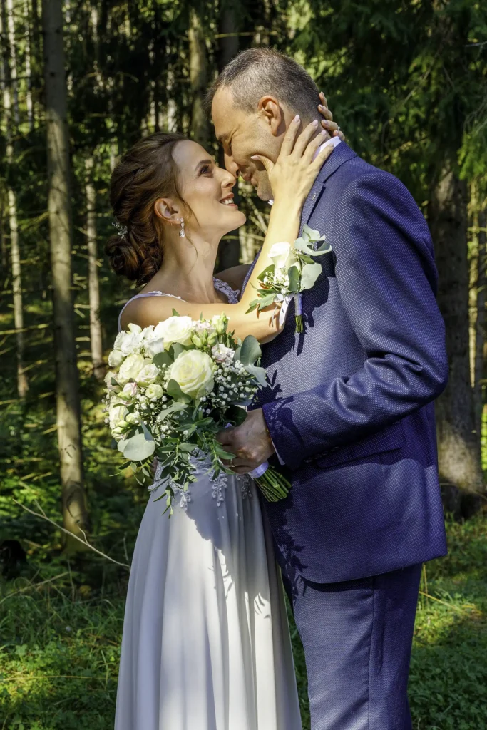 nevesta so zenichom pocas fotenia pred svadobnym obradom