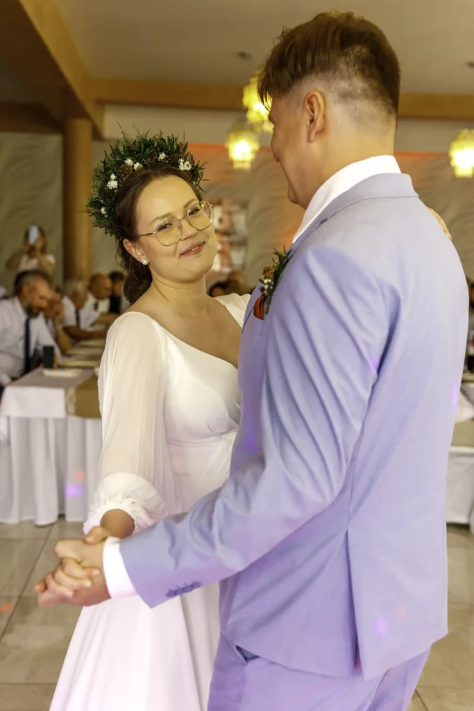 mladomanzelia tancuju svoj prvy tanec
