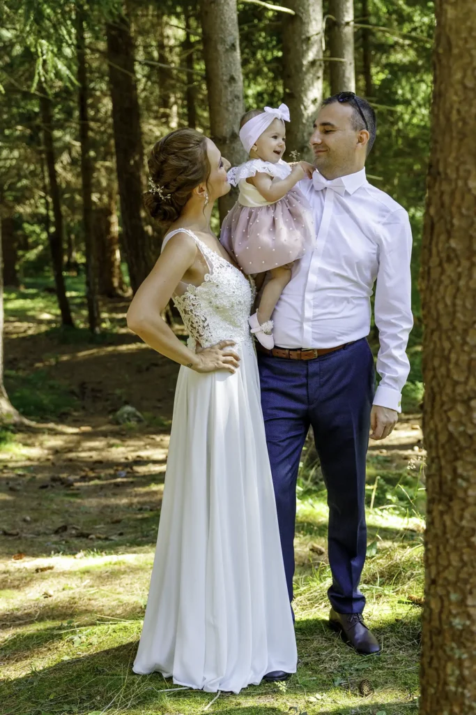 nevesta so zenichom a dcerou na svadbe