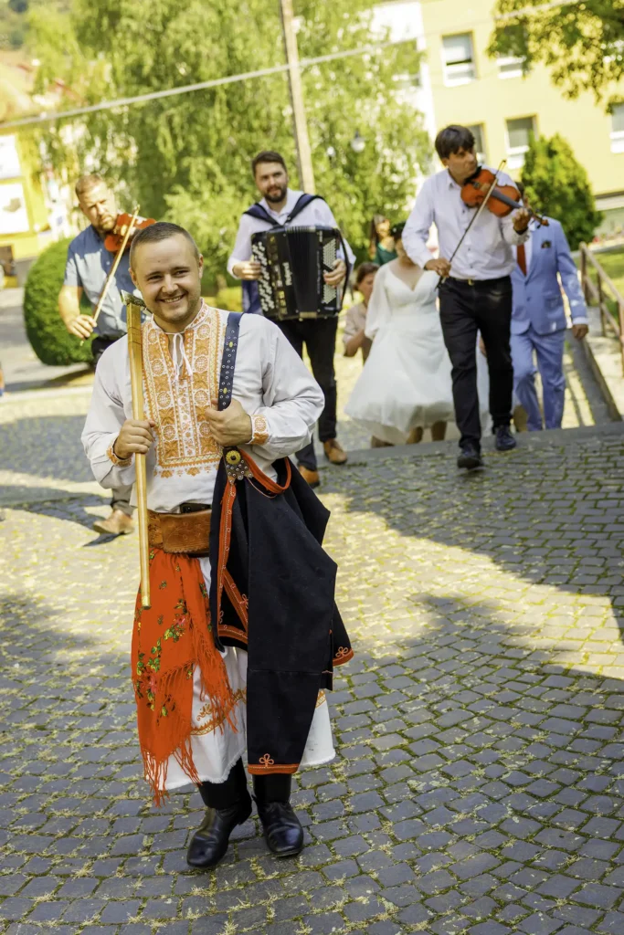 starejsi iduci na obrad v krupine